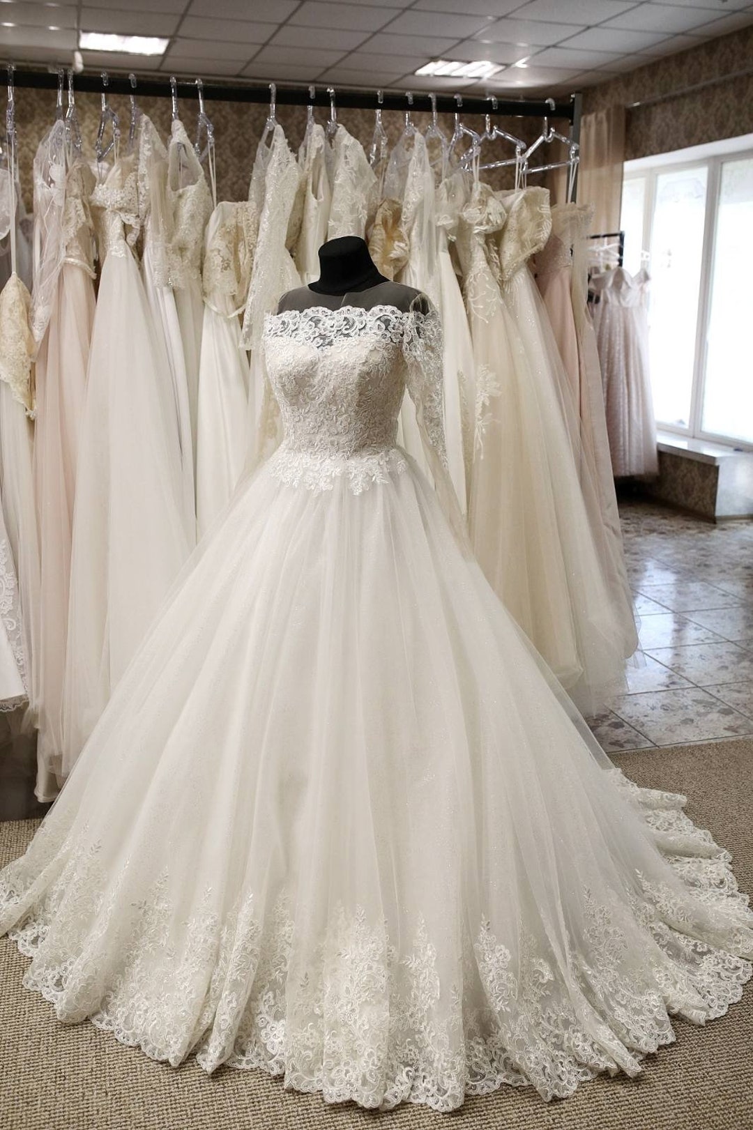 Princess wedding dress and wrap around escort | INVITADISIMA
