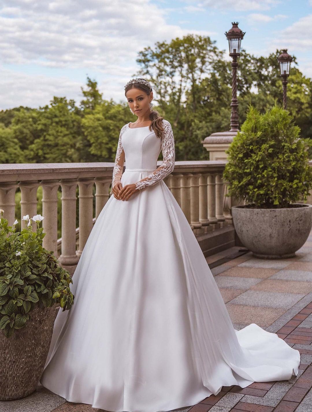 Paris : Wedding dress by Paris designer Pierre Balmain in white velvet like  synthe5ic fabric called