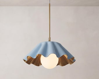 Hanglamp van messing met geschulpte rand, plafondlamp met hemelsblauwe kap, keukenverlichting boven een kookeiland in mid-century modern stijl.