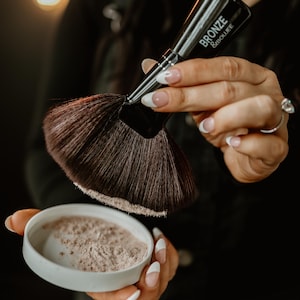 Duster brush for drying and finishing powder