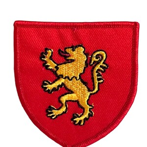 Toppa ricamata con scudo militare, leone dorato su rosso, 7 cm x 6 cm