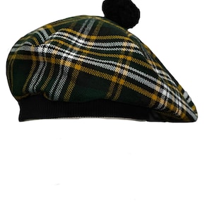 Könnte beinhalten: Eine grüne, gelbe und weiße karierte Baskenmütze mit einem schwarzen Bommel oben.