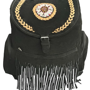 Può includere: Zaino in pelle scamosciata nera con un design circolare a perline sul lembo anteriore. Lo zaino ha un bordo a frangia e una chiusura a fibbia.