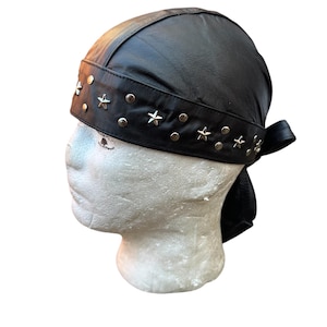 Casquette punk biker pirate en cuir véritable : clous argentés