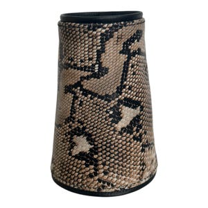 Peut inclure: Un bracelet de manchette en cuir noir avec un motif de peau de serpent brun et noir.