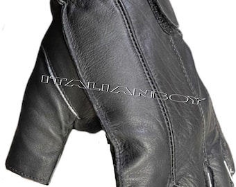 Può includere: Guanti senza dita in pelle nera con una cucitura cucita sul retro della mano. I guanti hanno un piccolo lembo sul retro del polso.