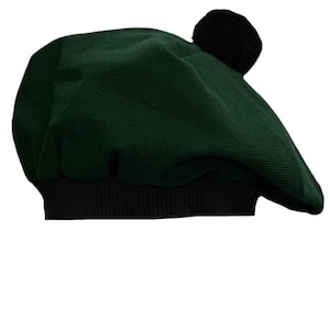 Könnte beinhalten: Eine dunkelgrüne Baskenmütze mit einem schwarzen Bommel oben.