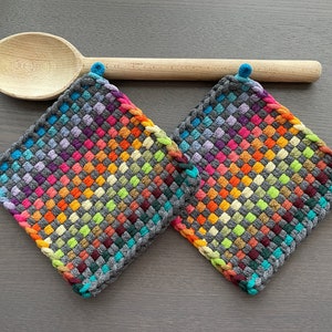 Handgefertigtes Topflappen-Set 2 – Handwerkliches Geburtstagsgeschenk – Buntes Küchendekor mit Regenbogenstreifen – Ofenhandschuhe aus dicker Baumwolle, Untersetzer, Hot Pads