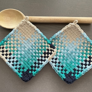 Big Sur — Handgefertigte Loom Topflappen 2er-Set — Petrol Ombre Baumwoll Topflappen — Minimalistisches Küchen Dekor — Handwerkliches Geschenk — Topfuntersetzer oder Ofenhandschuh