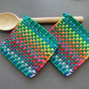 Lucky Charms — Juego de 2 agarraderas tejidas a mano — Regalo artesanal — Decoración de cocina con arcoíris verde y colorido — Manoplas de algodón grueso, salvamanteles y agarraderas