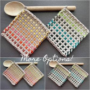 Puede incluir: Dos salvamanteles cuadrados tejidos, uno con un degradado de naranja, rosa y amarillo, y otro con verde y turquesa. Cada uno tiene un borde trenzado y un lazo para colgar. Una cuchara de madera descansa encima.
