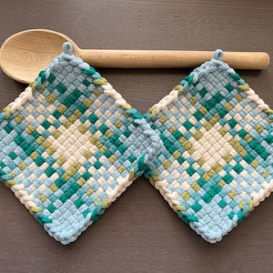 Grandma Square — 織り込み鍋つかみ 2個セット — ハンドメイドギフト — ブルーグリーンのカラフルなキッチン装飾 — コットンオーブンミット、鍋敷き、ホットパッド