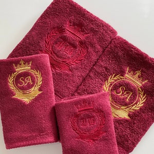 Toallas monogramadas, lujoso juego de baño en suave color rojo oscuro con bordados dorados o rojos