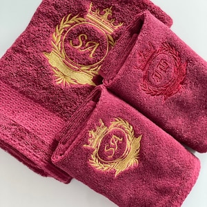 Toallas monogramadas personalizadas, lujoso y suave juego de baño en rojo oscuro con bordado dorado