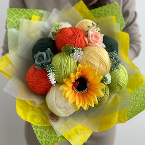 Garnstrauß gelb - grün - Garnbüschel - Garnknäuel - ausgefallenes Geschenk - außergewöhnlicher Strauß