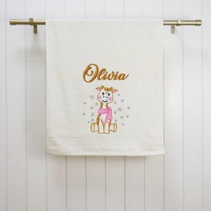 Personalisiertes 1. Jahrestag BabyGeburtstag Geschenkset, Bad, Hand, Gesicht türkisches Handtuch - Giraffenstickerei
