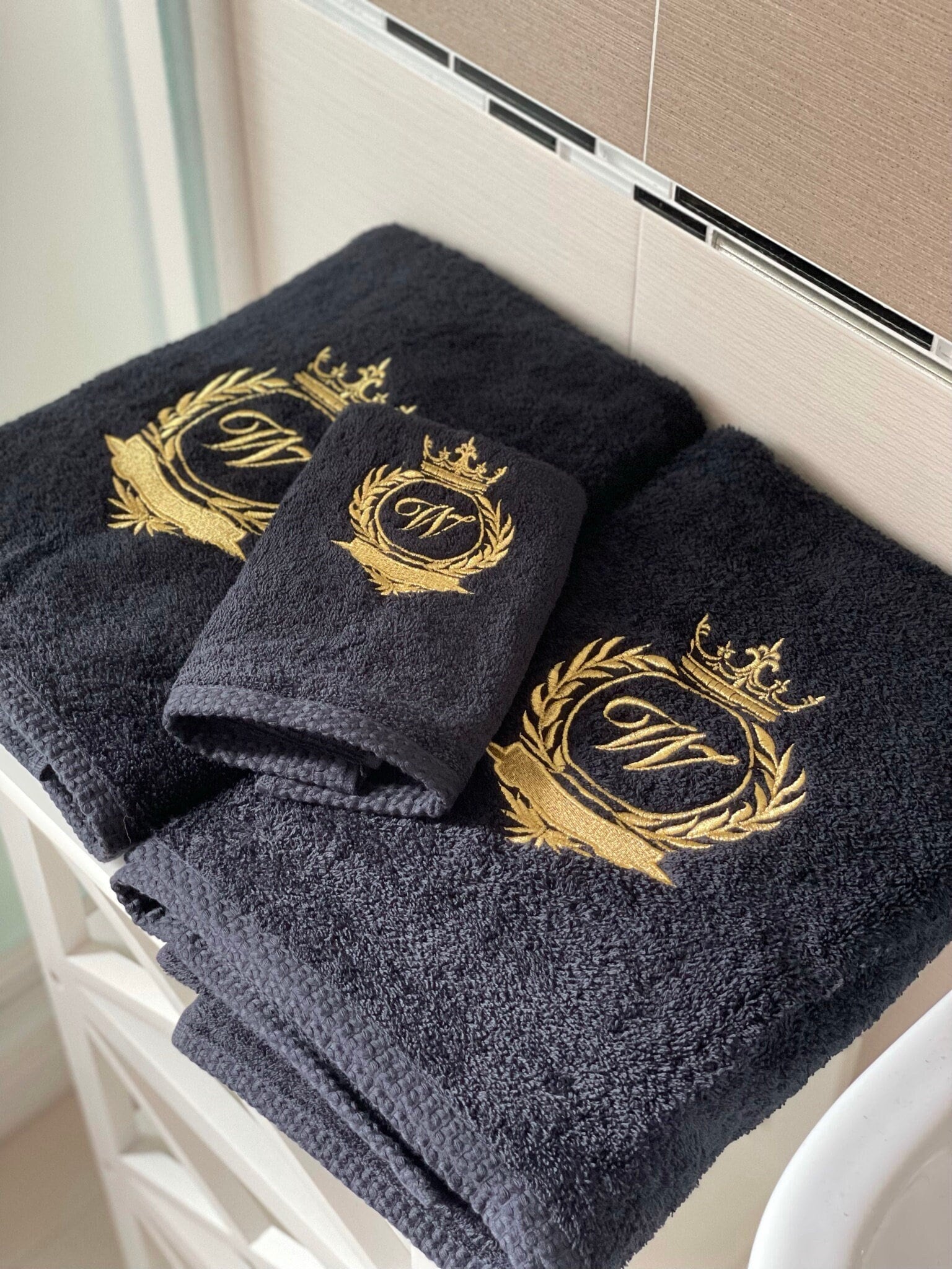 Set asciugamani bagno neri, corona antica oro ricamo, asciugamani monogram,  personalizzare, personalizzare -  Italia