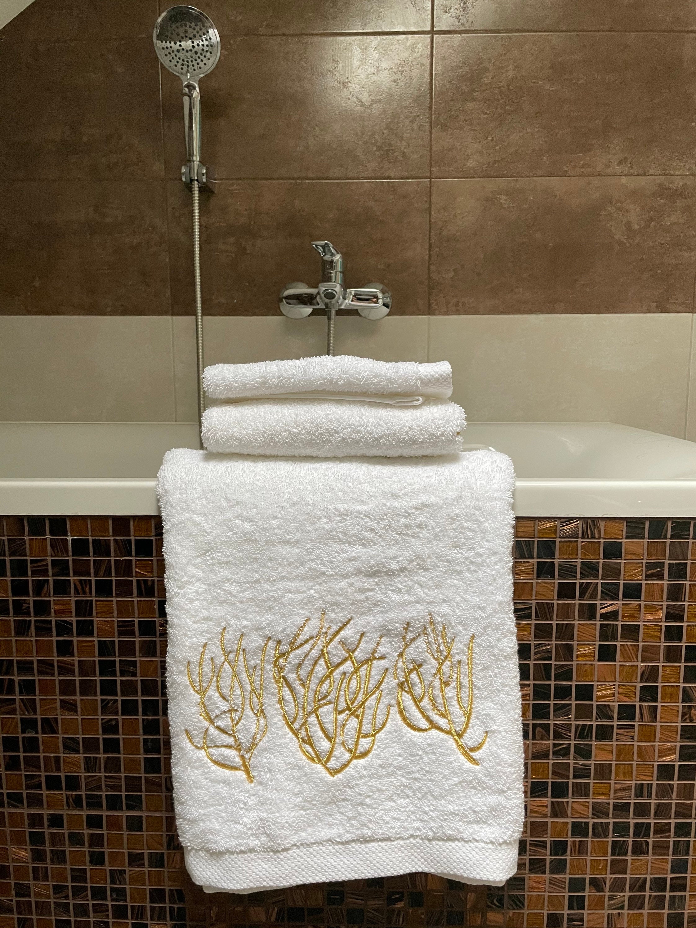 Juego de toallas de baño blancas con iniciales / Hilo antiguo metálico  dorado / Toallas Monogramas / Iniciales bordadas -  España