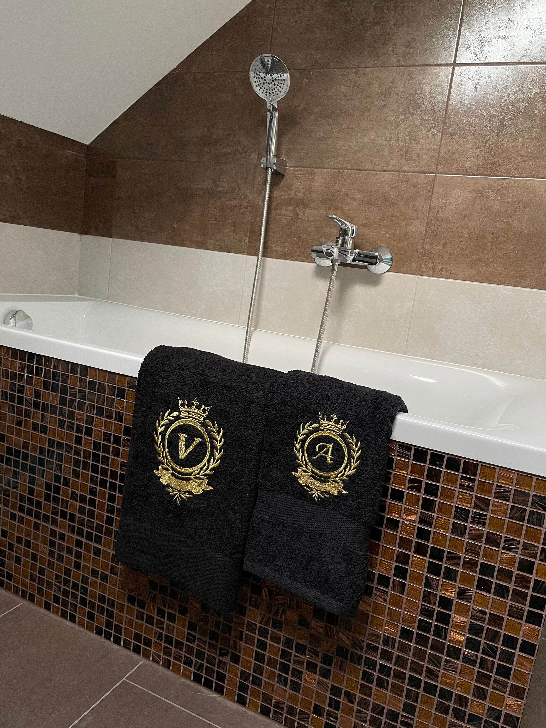 Black Bath towel set with initials / Monogrammed Towels / Etsy