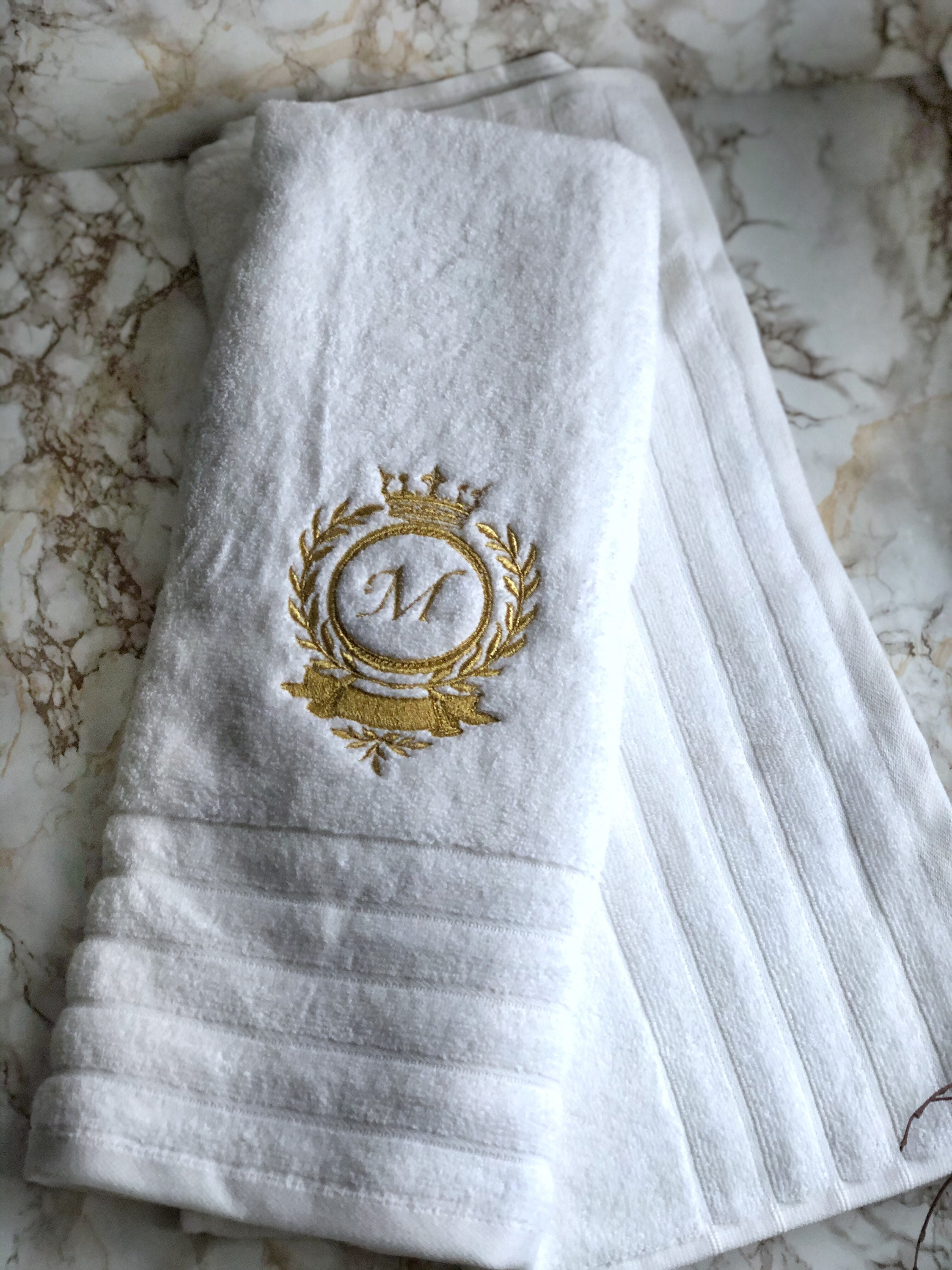 Juego de toallas de baño blancas con iniciales / Hilo antiguo metálico  dorado / Toallas Monogramas / Iniciales bordadas -  España