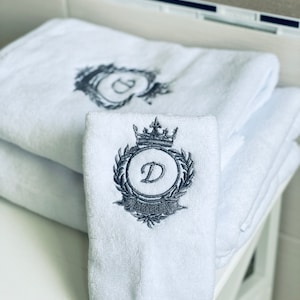 White Bath towel set initials crown / Monogrammed luxury towels / Gold antique embroidery image 3