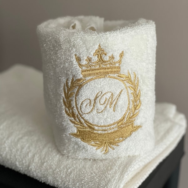 Set di asciugamani da bagno personalizzato bianco, ricamo monogramma oro, ricamo personalizzato mano bagno, regalo viso con corona, alloro