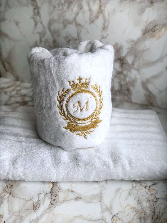Set asciugamani da bagno bianchi con iniziali / Filo antico metallizzato  oro / Asciugamani monogramma / Iniziali ricamate -  Italia