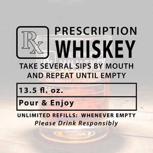 Op de afbeelding: Een zwart-wit afbeelding van een glas met een receptlabel waarop "Prescription Whiskey" staat. Het label bevat ook de tekst "Neem meerdere slokjes door de mond en herhaal tot het glas leeg is", "13,5 fl. oz.", "Giet & Geniet", "Onbeperkt bijvullen: wanneer leeg", en "Drink verantwoord".