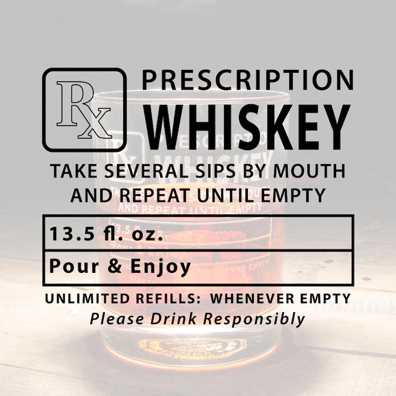 Op de afbeelding: Een zwart-wit afbeelding van een glas met een receptlabel waarop "Prescription Whiskey" staat. Het label bevat ook de tekst "Neem meerdere slokjes door de mond en herhaal tot het glas leeg is", "13,5 fl. oz.", "Giet & Geniet", "Onbeperkt bijvullen: wanneer leeg", en "Drink verantwoord".