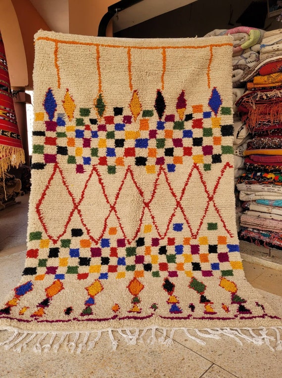 チェック柄のベニ・ウラインラグ 5x8、ベージュのモロッコラグ、オフ