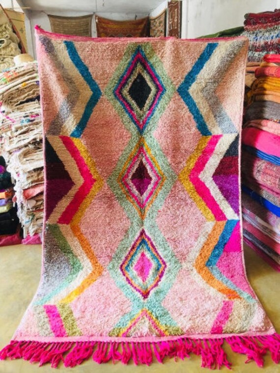 Tapis Boujaad Personnalisé Pour Salon , Tapis Marocain Rose, Arc-En-Ciel, Grand Tapis Marocain, de Z