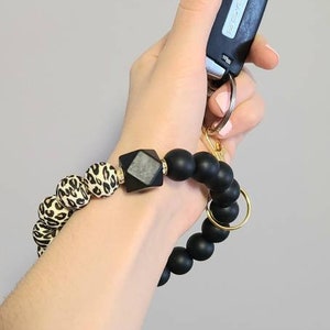 Wristlet beaded leopard and black , Keychain bracelet for women , Car Accessories mom , Cheetah and black keyring , Cute Keychain