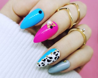 Glossy Press on Nails in Grey, Blue, Pink, décorations en blanc, or et noir, œillets, perles et pierres | Luxe Unique Fake Nails