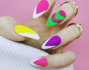 Presse d’été colorée sur les ongles mats en vert, violet, jaune, rose, blanc | Happy Faux ongles | Faux ongles réutilisables | Colle sur les ongles