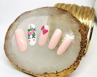 Presse rose sur des ongles avec le ruban d’oeillets et la licorne peinte à la main et les fleurs | Unique Baby Pink Fake Nails | Faux ongles de licorne