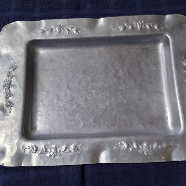 Hammered Aluminum Square tray by Everlast