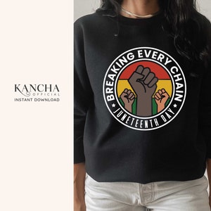 Może przedstawiać: Czarna bluza z białym kołem z napisem "Breaking Every Chain Juneteenth Day" z uniesioną pięścią i trzema mniejszymi pięściami w środku.