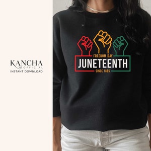 Könnte beinhalten: Schwarzes Sweatshirt mit einem grafischen Design aus drei erhobenen Fäusten in Rot, Gelb und Grün. Der Text "Freedom Day Juneteenth Since 1865" ist unter den Fäusten gedruckt.
