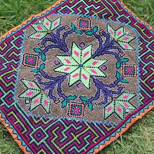 Wilde bloemen & Kené patroon Shipibo handgemaakt borduurwerk | Ceremonieel altaarkleed van Pucallpa - Peru | 67 cm x 54 cm