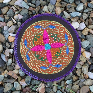 4-point Flower & Kené Pattern Shipibo Embroidery | Altar Patch Hand-dyed made by Shipibo Women from Pucallpa, Peru | 26 cm diameter