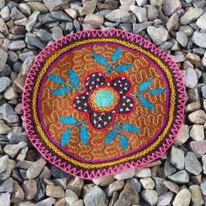 Flower & Leaves Pattern Shipibo Embroidery | Altar Patch Hand-dyed made by Shipibo Women from Pucallpa, Peru | 27 cm diameter