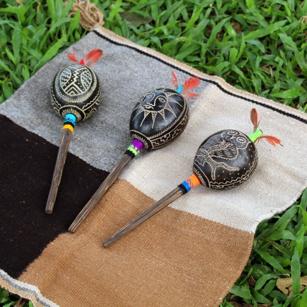 Maracas Shipibo de cérémonie chamanique (hochet chamanique) | Partie poignée en bois Chonta | Fabriqué à la main par le peuple Shipibo de Pucallpa - Pérou