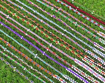 ANDEAN WATANA Handgewebtes peruanisches Wollarmband: Anden-Despacho-Kordel mit Perlen