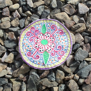 Rainforest & Leaves Pattern Shipibo Embroidery | Altar Patch made by Shipibo Women from Pucallpa, Peru | 16.5 cm diameter