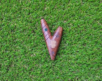 KURIPE DE UN SOLO BLOQUE hecho de Madera Negra con pieza de vid Aya y turquesa peruana.