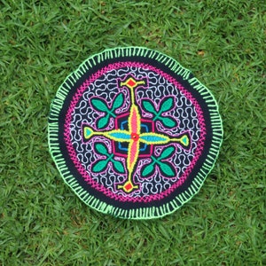 4-point Flower, Chakruna & Kené Pattern Shipibo Embroidery | Altar Patch made by Shipibo Women from Pucallpa, Peru | 21 cm diameter