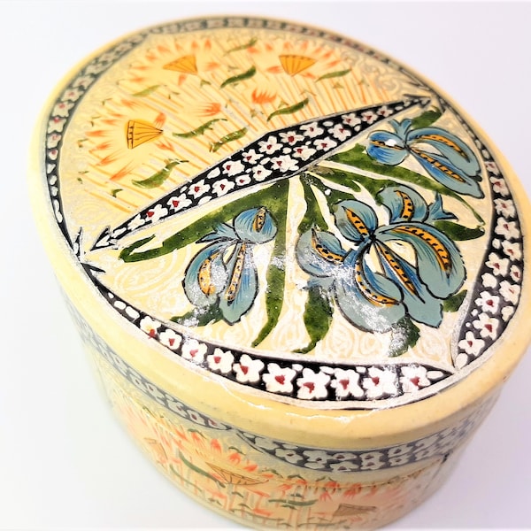 Hand Painted Kashmiri Lacquer Trinket... Small Lidded Box... Cream FlowerPattern... Indian Papier Mache