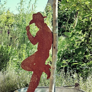 Cool cowboys made of patina bring some 'Wild West' atmosphere into the garden, onto the balcony or into the office...