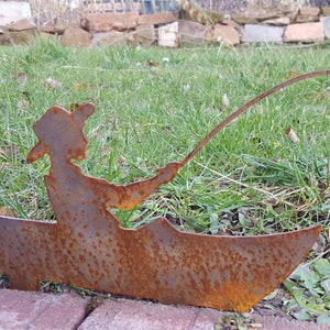 Patina-vissers hebben geluk. Een prachtige tuindecoratie van metaal met roestpatina