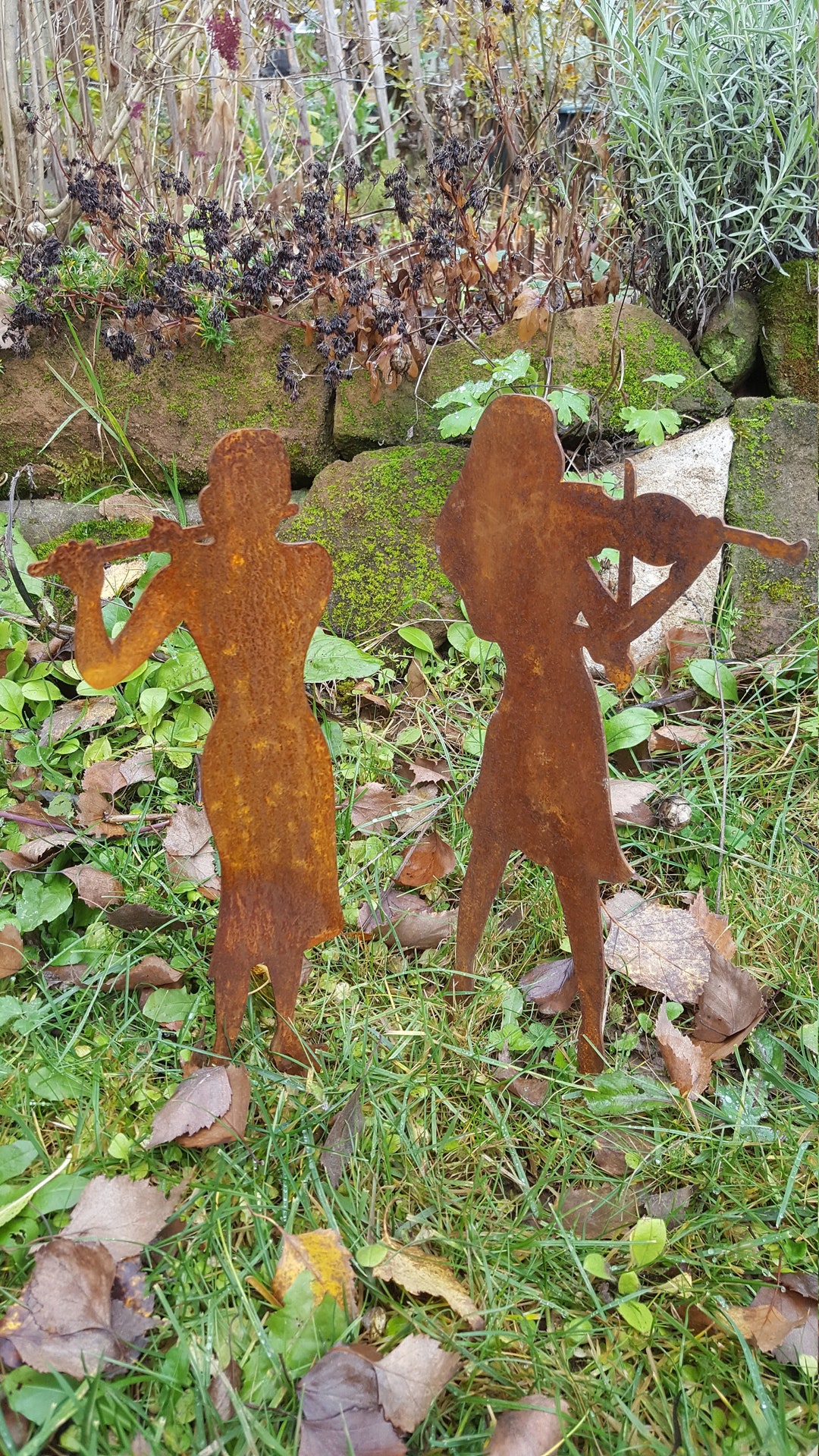 Edelrost Musikerinnen, die ein Ständchen spielen. Originelle